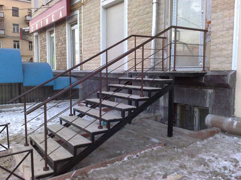 Входная группа ступени. Металлическая лестница. Наружная металлическая лестница. Лестница входная металлическая. Лестница металлическая уличная.