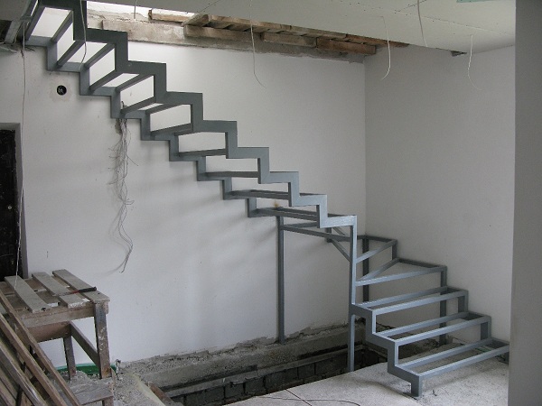 Металлические лестницы на второй этаж своими руками