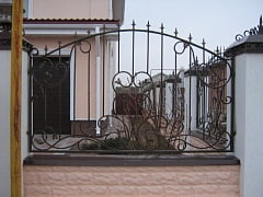 Установка кованых ворот, калитки и забора в Зеленовке