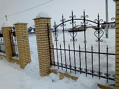 Забор с коваными секциями в Ягодном