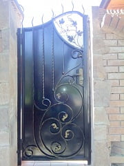 Установка кованых калиток