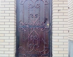 Установка кованых калиток