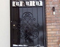 Установка кованой калитки в Приморском