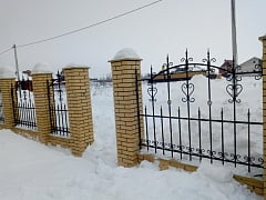 Забор с коваными секциями в Ягодном