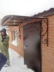 Установка кованых козырьков