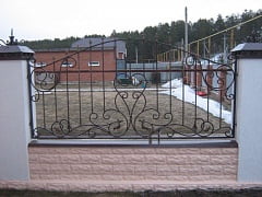 Установка кованых ворот, калитки и забора в Зеленовке