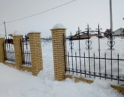 Забор с коваными секциями в Ягодном