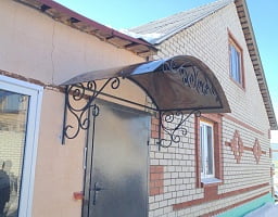 Установка кованых козырьков