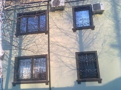 Установка кованых решеток на окна на ул. Набережной