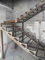 Металлическая лестница на двойном косоуре
